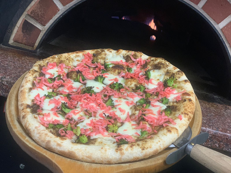 季節メニュー　ばっけ味噌と桜エビのピザ