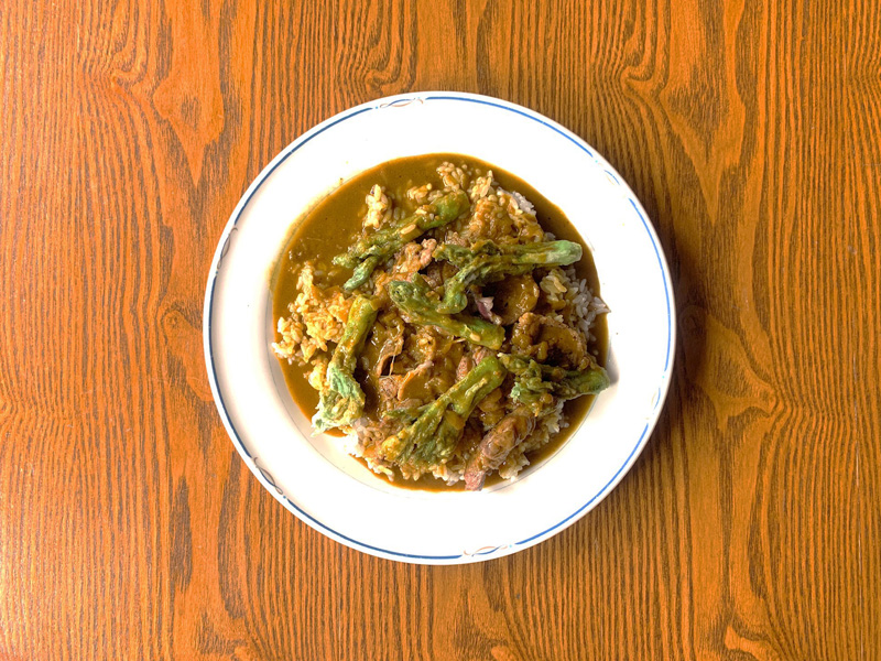 季節メニュー　ラム肉とタラの芽カレー