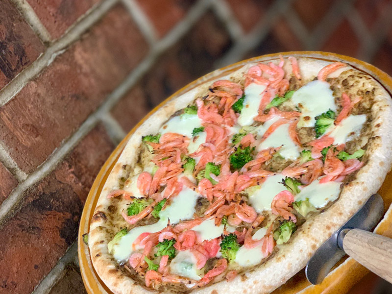 季節メニュー　ばっけ味噌と桜エビのピザ